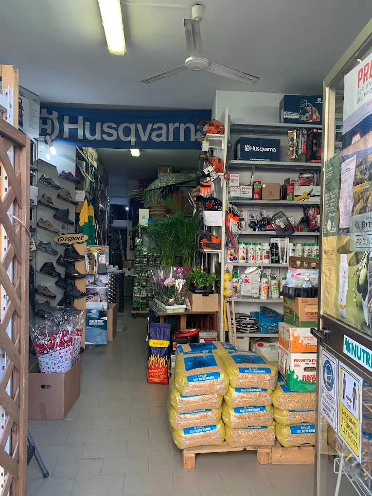 L'interno del nostro negozio: reparto Husqvarna, scarponi da lavoro e prodotti agricoli